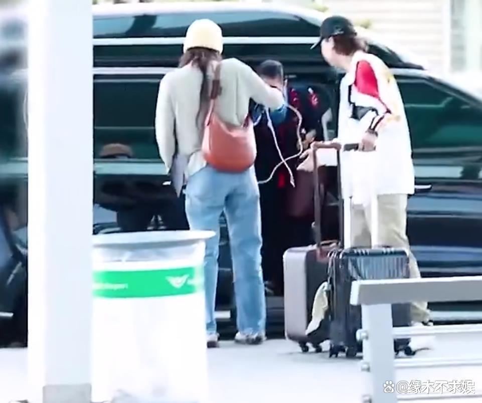 Lisa妈妈抵达巴黎疯马秀,LV三太子亲自接机,粉丝怒怼网友被打脸