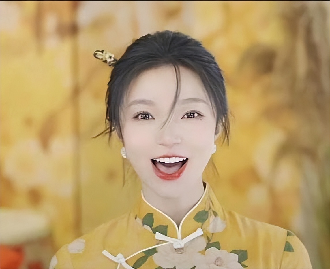 曹云金现身北京古玩店,身旁美女惹争议,曾多次拍摄擦边视频