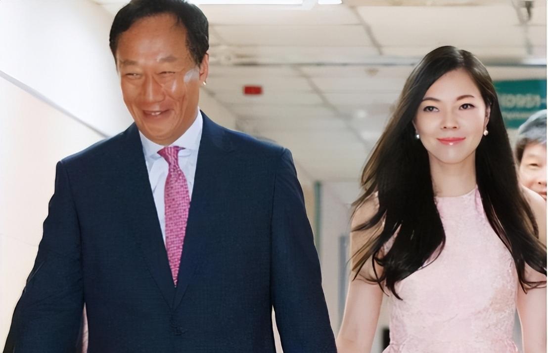 34岁成富士康老板娘,为72岁首富老公拼4胎,曾馨莹:他让我满足