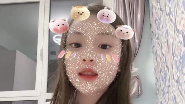 贾云馨|甜馨美出新高度！房间内景装修简朴，穿百元旧睡衣热舞像极李小璐