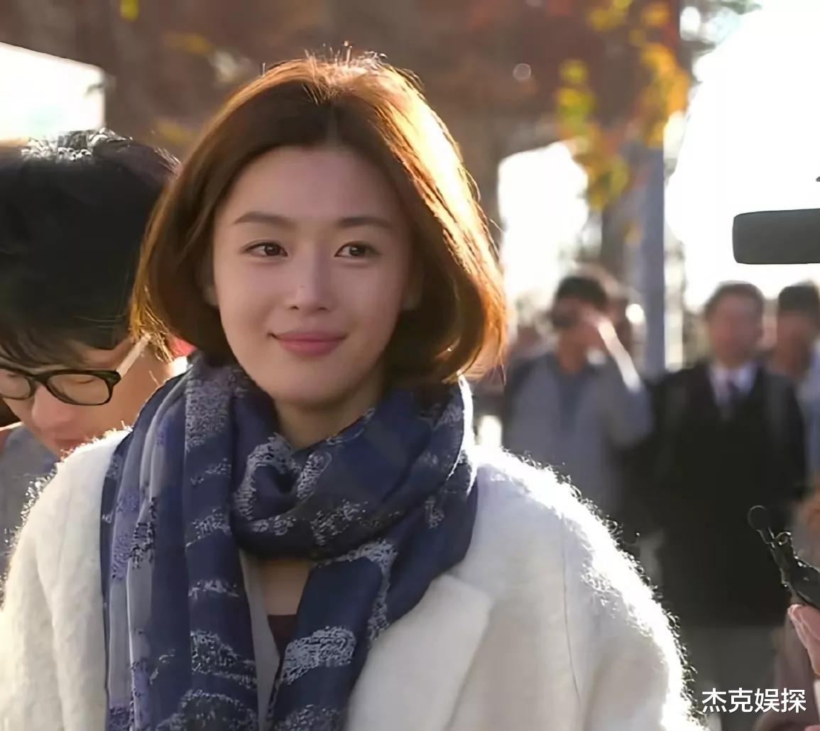 全智贤|全智贤和老公看儿子游泳比赛,夫妻俩打扮低调,在走道上甜蜜交谈