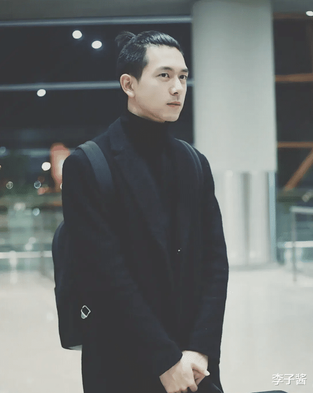 61岁李连杰老来俏!掀起刘海、头上扎个小马尾,新发型太显年轻了