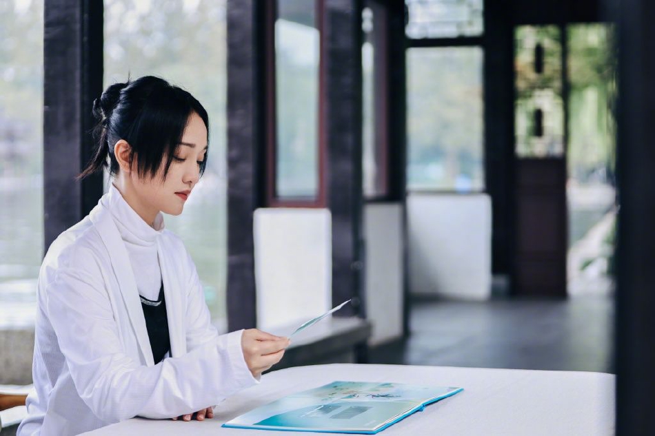 周迅|悄悄再婚？48岁周迅和小男友回家过年，女方非常主动好亲密