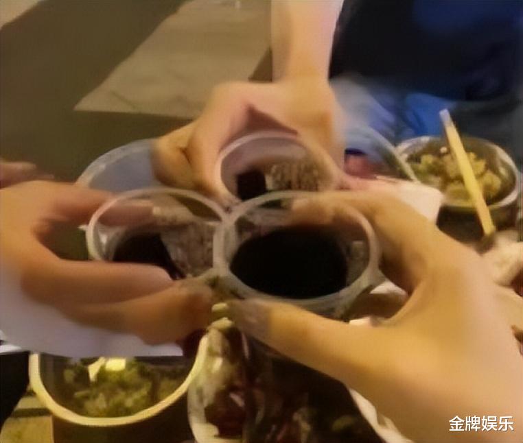 董思槿被开除后罕见现身!与众多好友在饭店弹冠相庆