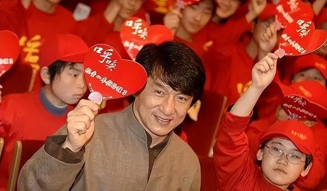 回顾：3位吝啬的明星，人前爱国，人后却“一毛不拔”，太过虚伪