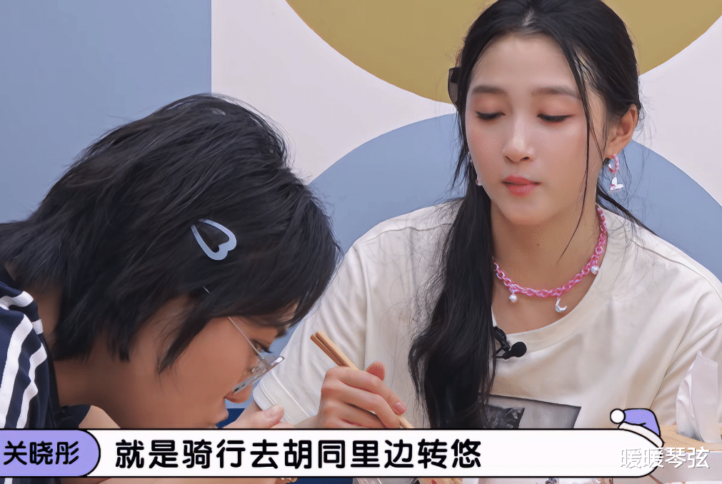 恋爱7年，关晓彤首聊和鹿晗的相处模式，感叹：我们生活挺简单的