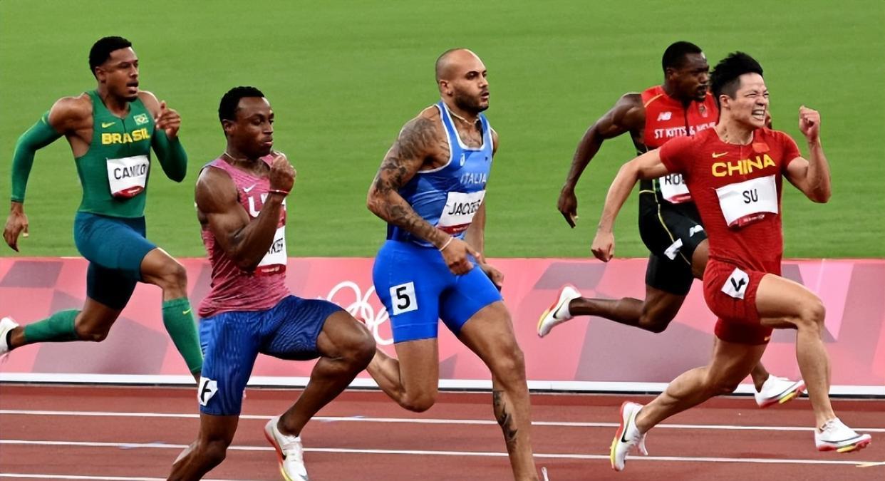 浪漫！苏炳添为妻子送惊喜，深夜10点10分晒全家福，两个儿子帅气