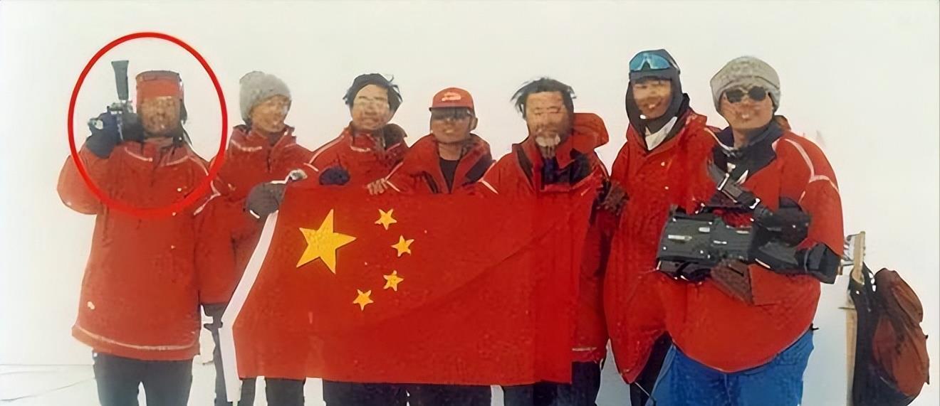 64岁毕福剑现状凄惨,陋居农村,吃力摇三轮,活该付出惨痛代价