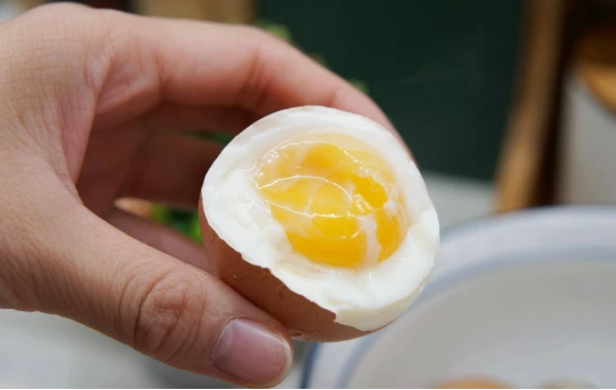 美食教程|煮鸡蛋时，开水、冷水下锅都不对，用对方法，让你轻松剥壳