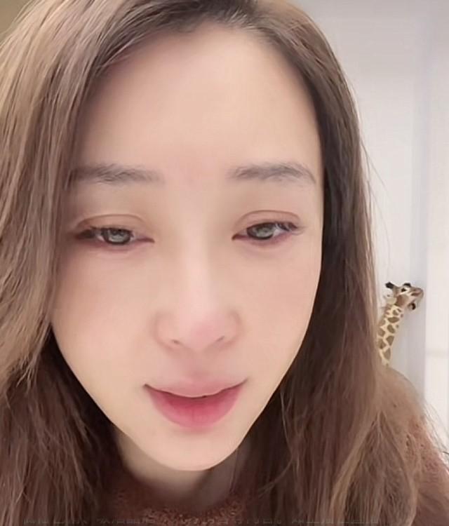 杜若溪|闹离婚？严屹宽夫妇同时开直播吵架，杜若溪泪眼婆娑不停哭诉！