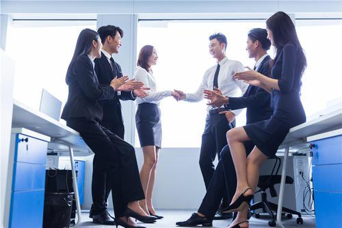 你来打工是为了赚钱，不是去跟同事交朋友的