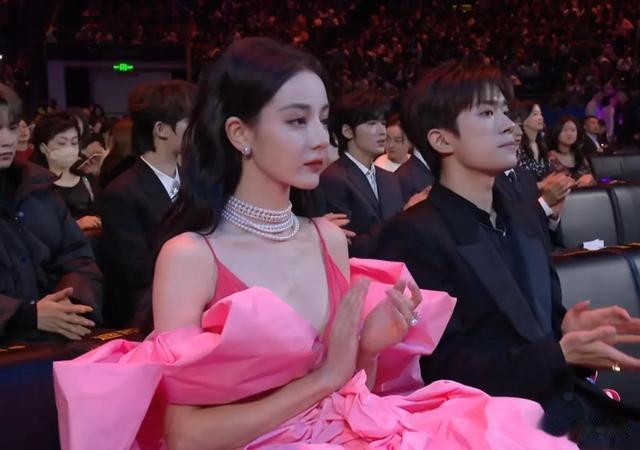 杨幂|一场颁奖盛典,6个“修罗场面”,暴露了娱乐圈的三大尴尬现状