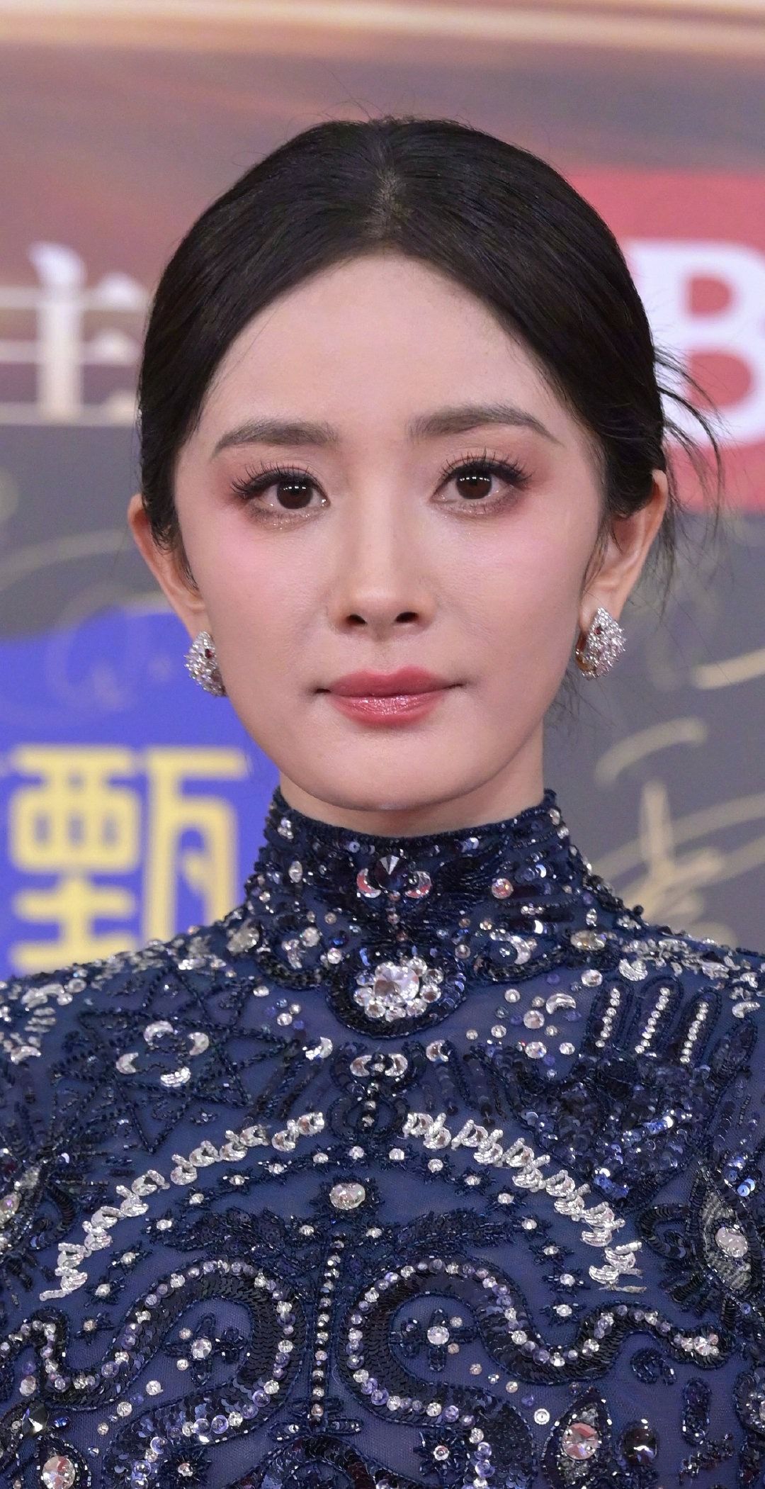 杨幂穿吊带玩性感!人松肉紧、风情万种,“葫芦身材”撩人于无形