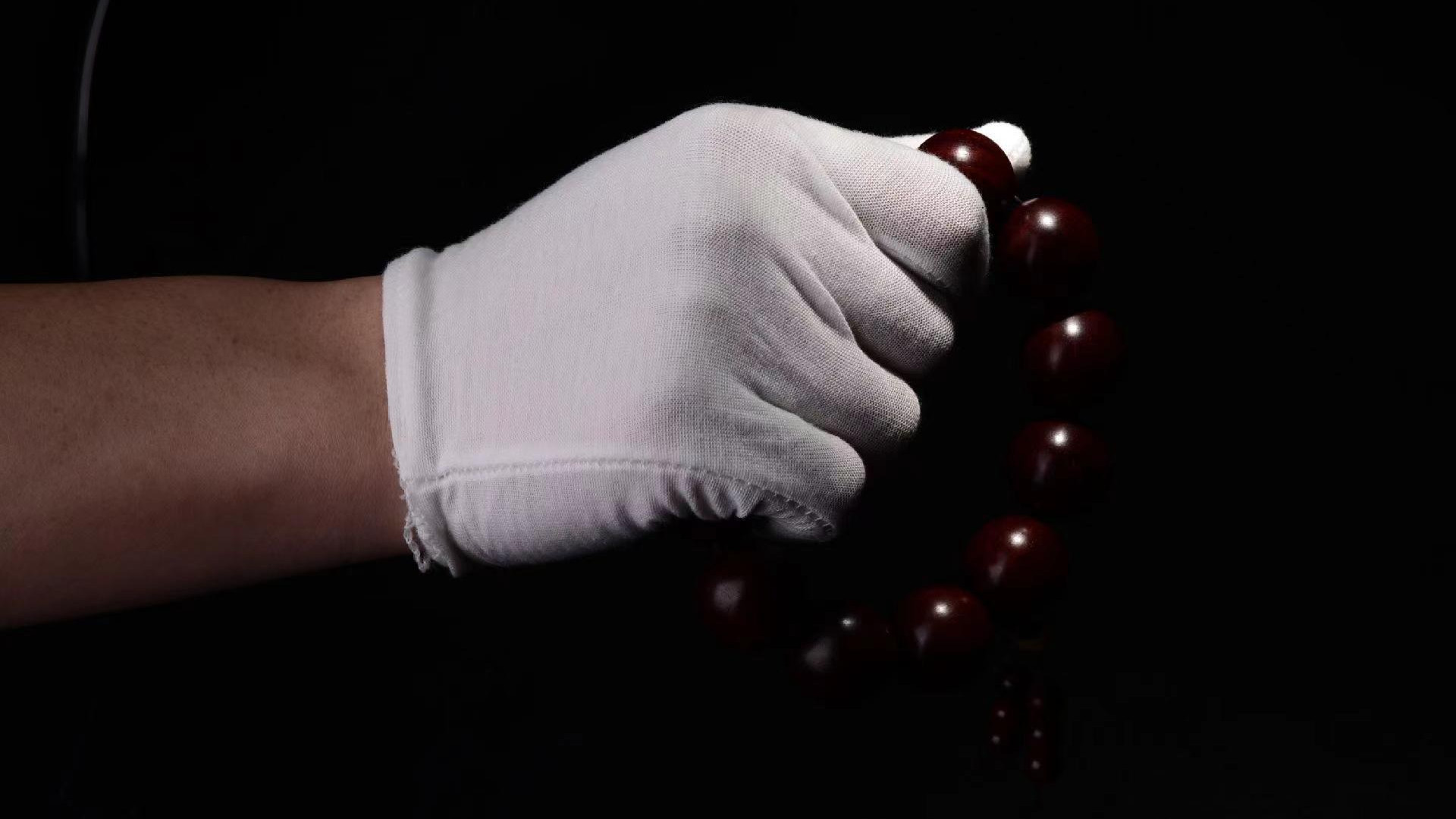 翡翠|行家都说盘文玩手串，都需要佩戴棉质手套，事实真的需要这样吗？