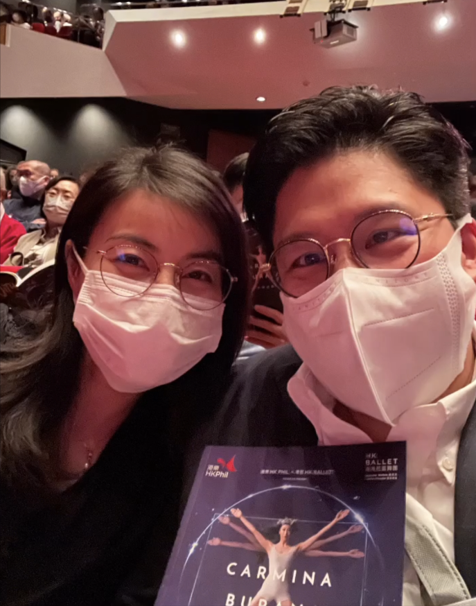 郭晶晶|霍启刚晒恩爱合影,甜搂妻子神情得意,郭晶晶穿长裙和靴子好优雅