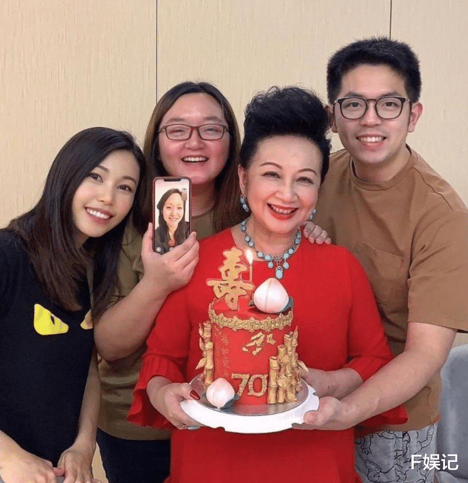 薛家燕|孙子亲手制作生日蛋糕和唱生日歌 薛家燕73岁生日笑得很开心