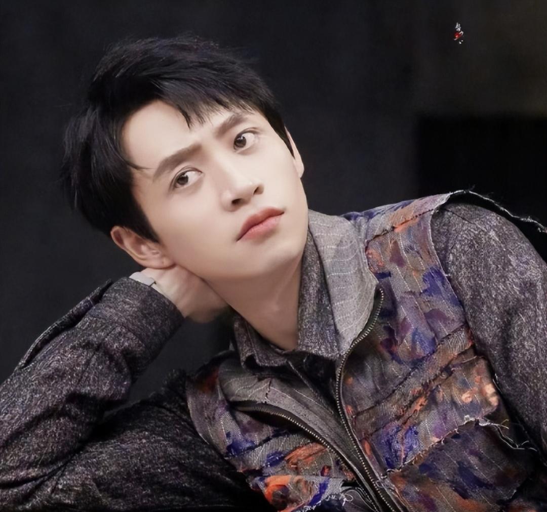 事实证明，“面包和爱情兼顾”的魏晨，才是真正的“人间清醒”