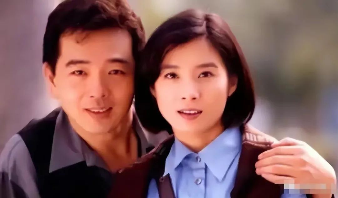 隐婚三十年零绯闻,长期吃剩饭菜,一件衣服穿35年,却因直播被骂哭