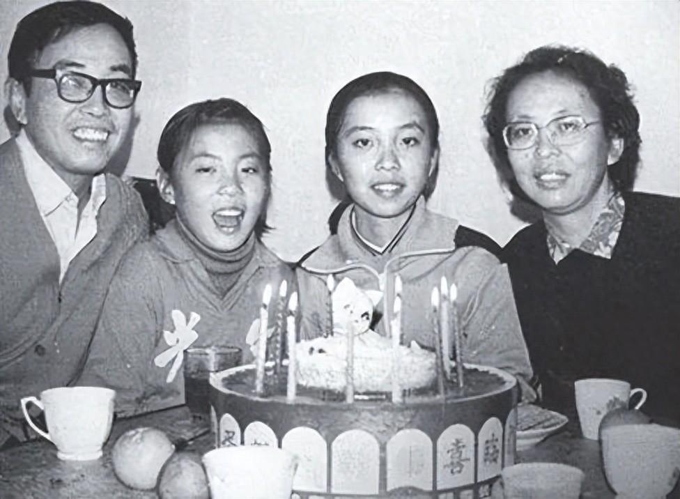 朱令举办告别仪式,灵堂摆满花圈,妈妈穿拖鞋送别女儿,惹人泪目