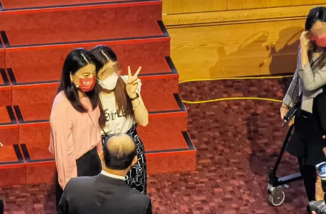 招聘|郭晶晶随便打扮就很美!粉衬衫配黑裙简约高级,现身名校被追捧