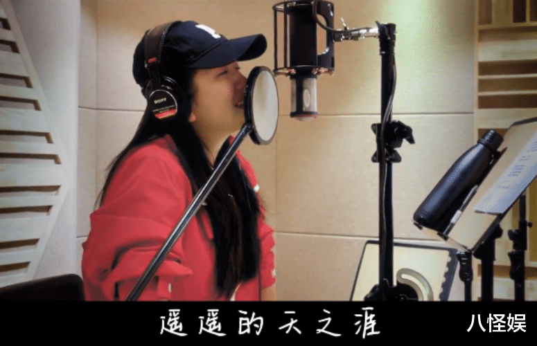 贾静雯|何洁公开一家五口幸福日常,仨孩子颜值差异大,小女儿最像妈妈