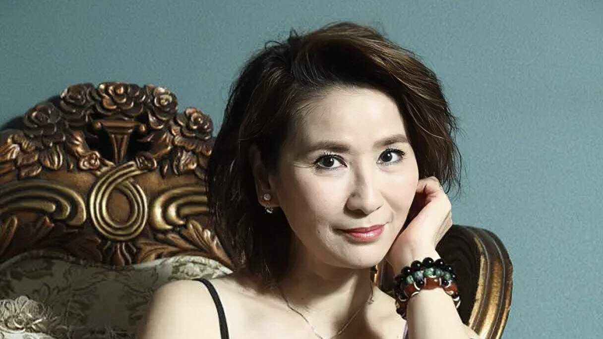 敬业！TVB金牌绿叶做网红直播仅35人观看，仍卖力演唱整首歌