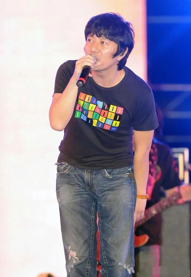 郑钧演唱会上表白妻子刘芸,自己都唱劈了,证明是真唱!