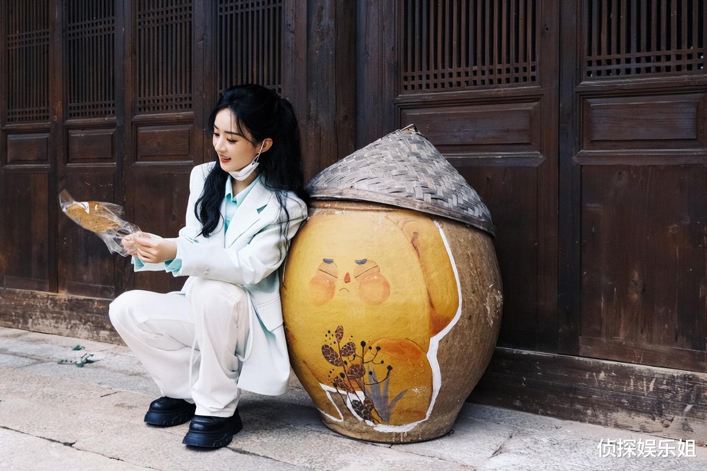 赵丽颖|赵丽颖新年游古城，扎半马尾穿百褶裙放风筝，清新文艺少女感十足