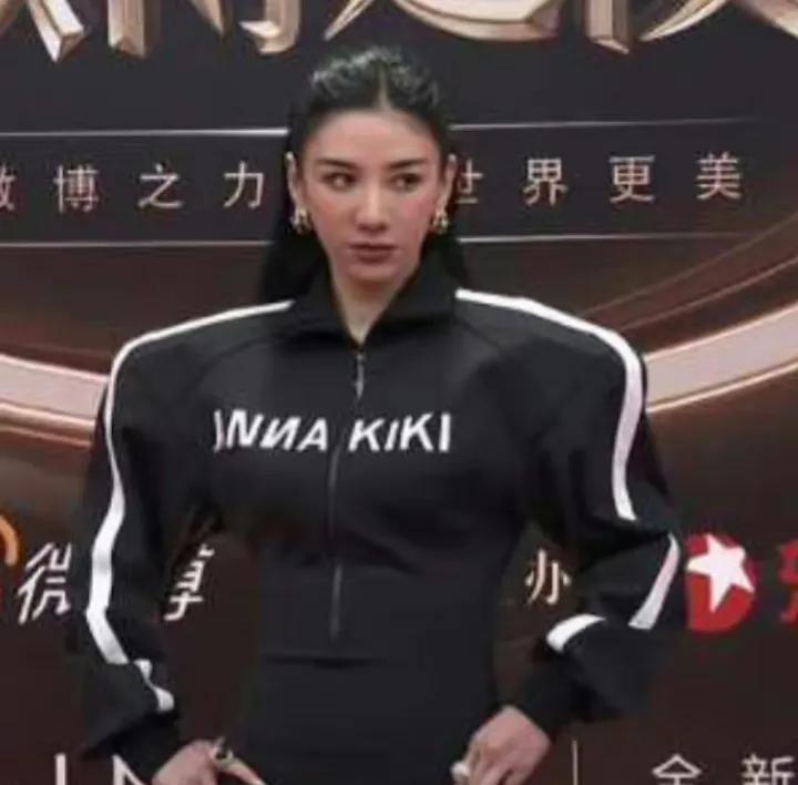 金晨|微博红毯翻车!金晨被嘲像舞女,于文文被嘲像司仪,黄奕造型怪异