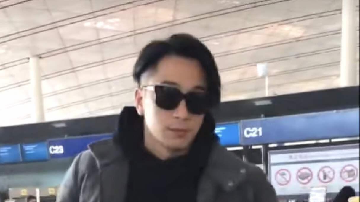 TVB前当家小生现身机场！被粉丝抓拍主动走近，却吓到大家忙后退