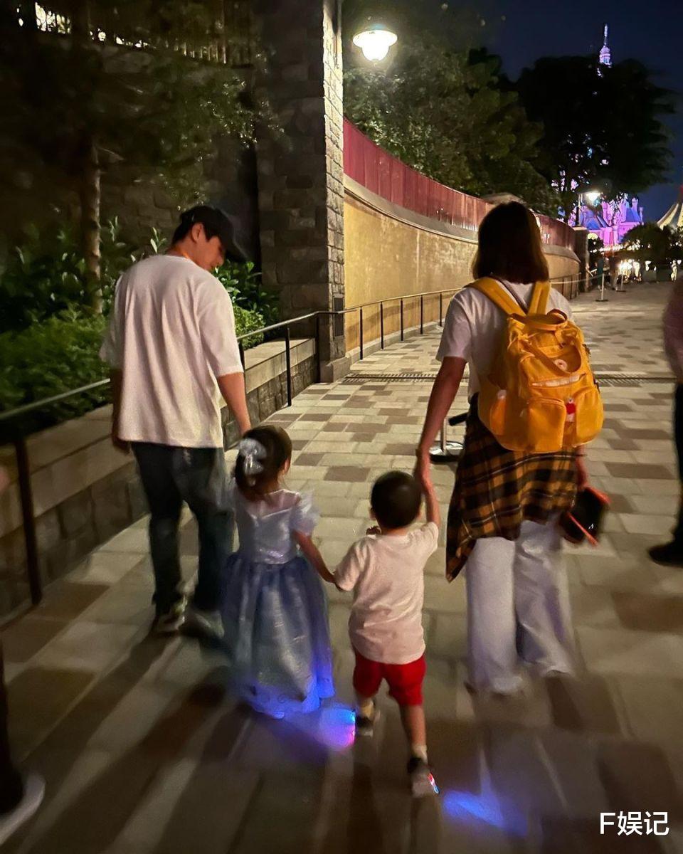 罗仲谦杨怡带一对子女去主题乐园游玩 一家四口拍下各种温馨全家福