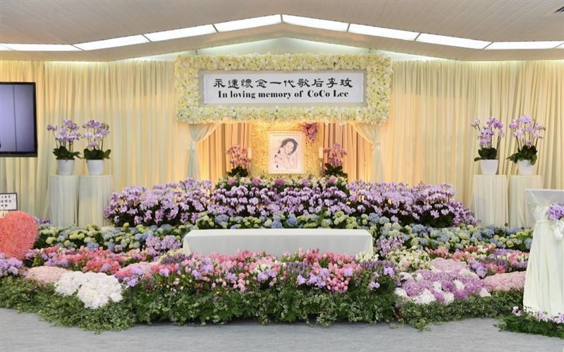李玟的姐姐以及圈内好友早早就来到殡仪馆准备拜祭仪式,可她的老公