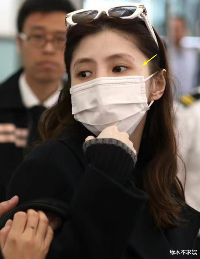 韩素希风波升级!素颜脸上斑点多,机场哭泣情绪失落,被质疑磕了