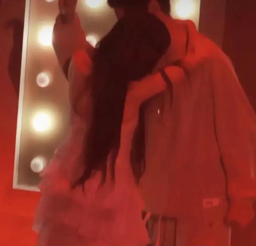 宋茜王鹤棣的《屋顶着火》双人舞太惊艳!檀健次当时的反应好搞笑