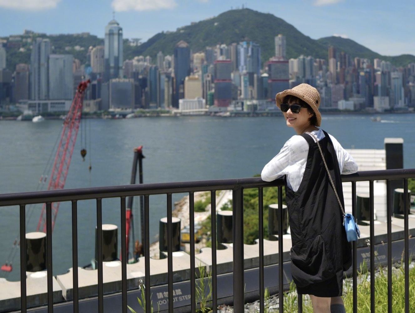 孙俪携儿女出游,在维多利亚港拍照背包才2万元,疑带孩子吃大席