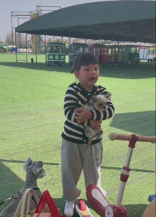 韩安冉|韩安冉带女儿外出烧烤，4岁小猪妹模样大变，蹲地上逗狗显邋遢
