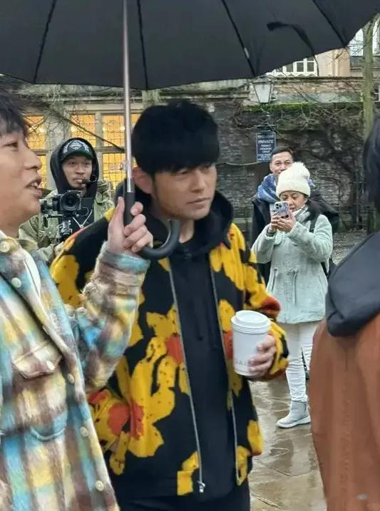 周杰伦剑桥偶遇:外形臃肿,皮肤下垂,戴假发太厚重遭狂吐槽!