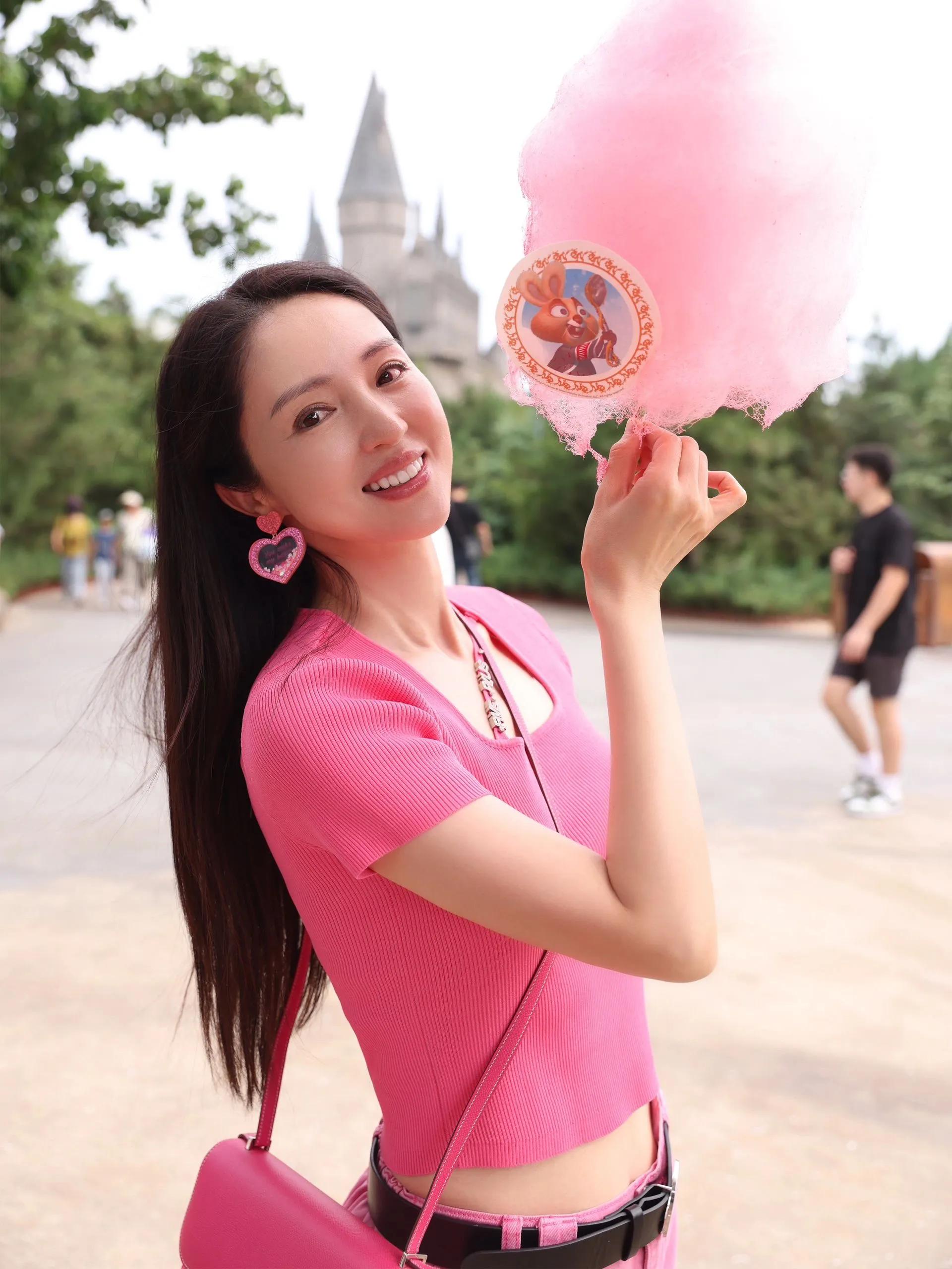 董璇“一家三口”出游，同穿粉色亲子装，画面看起来相当和谐