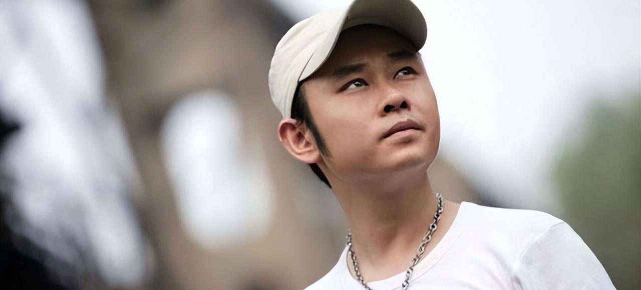 卖4.5亿豪宅、移民国外？ 55岁的那英，已被迫走上了另一条大道！