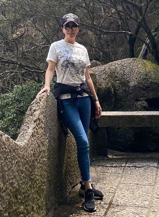 路人镜头下的刘嘉玲真老,身材垂得像村奶奶,跟贵妇打扮判若两人