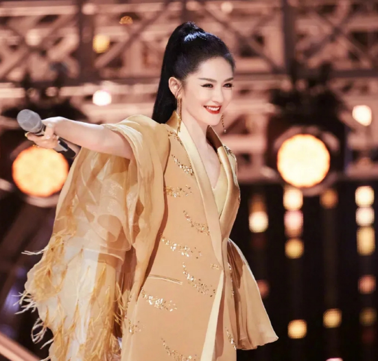 谢娜被曝怀4胎后露面,穿平底鞋宽松裙疑藏孕肚,李维嘉全程搀扶