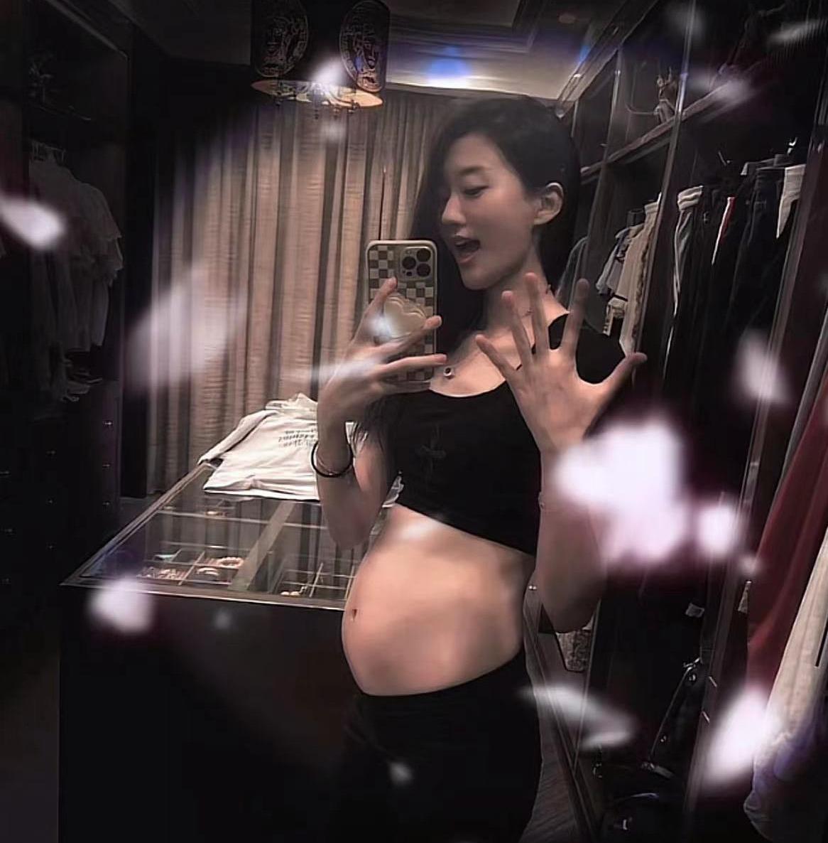 闫学晶|闫学晶儿媳即将生产!晒大肚照四肢纤细美似少女,丈夫高大长像妈