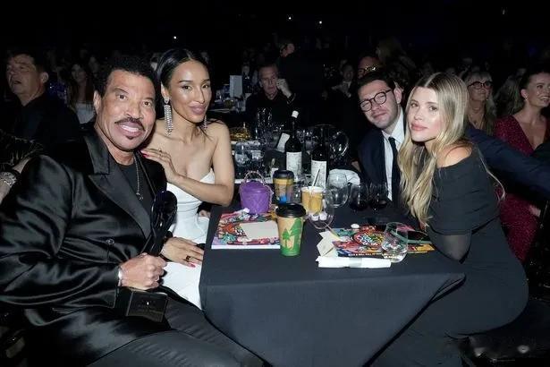 妮可·里奇|73岁的莱昂内尔·里奇和比他小40岁的女友一起出门,两人相爱了