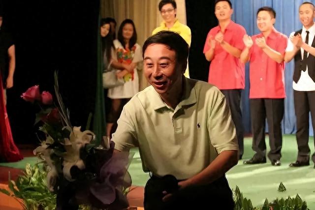 春晚钉子户冯巩老婆首曝光,低调美艳不输女星,难怪40年恩爱如初