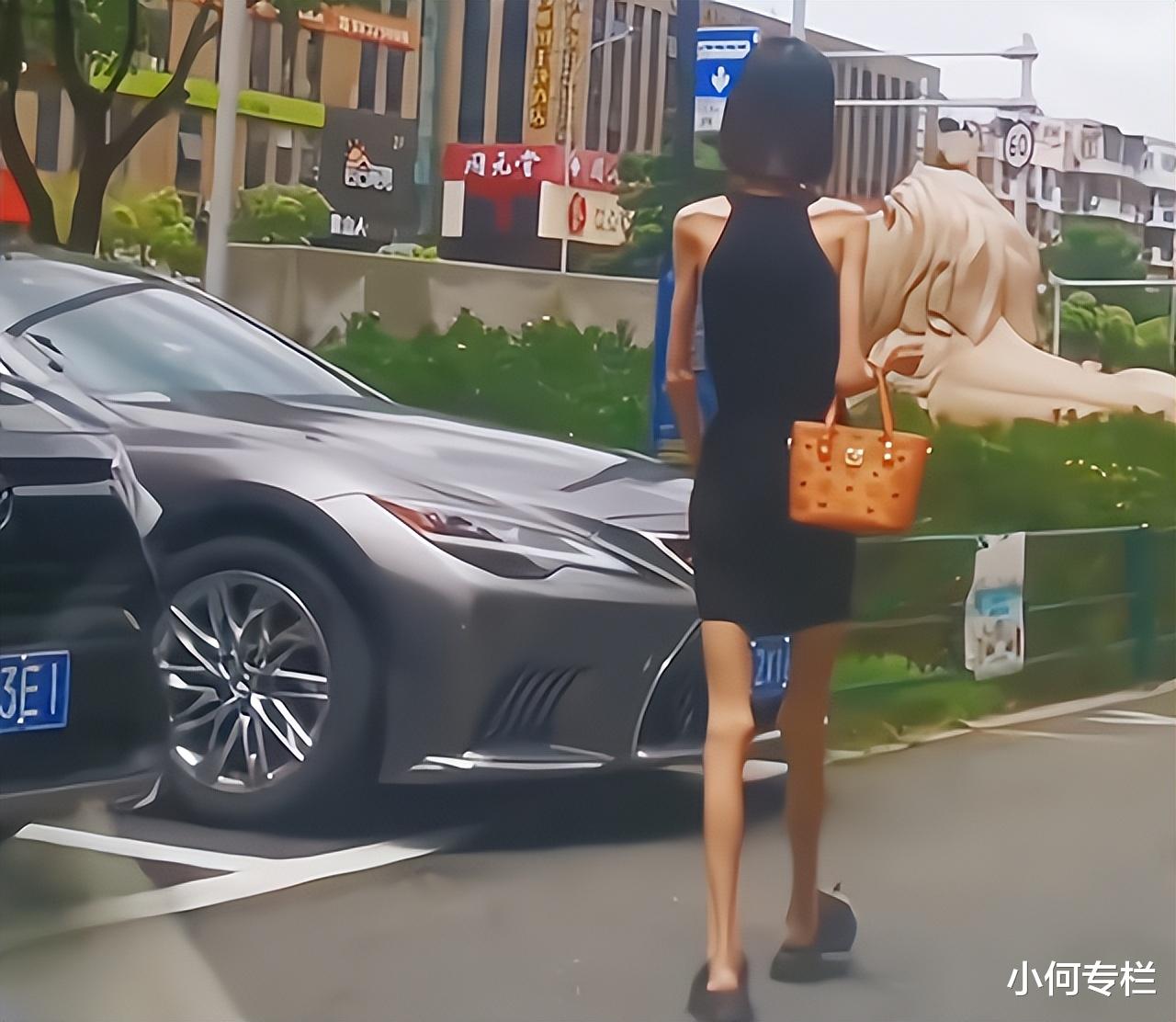 男子街头偶遇“骨感”美女，穿着时尚四肢细如竹竿，手上还夹着烟