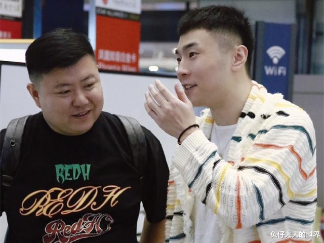 德云社冯照洋凌晨发文，引网友热议，这是和干爹郭德纲耗上了