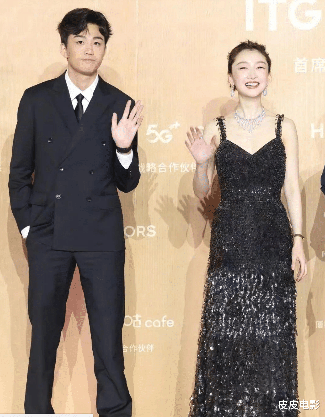 这一夜,袁泉气质出圈,殷桃女人味十足,何赛飞咬嘴唇可爱