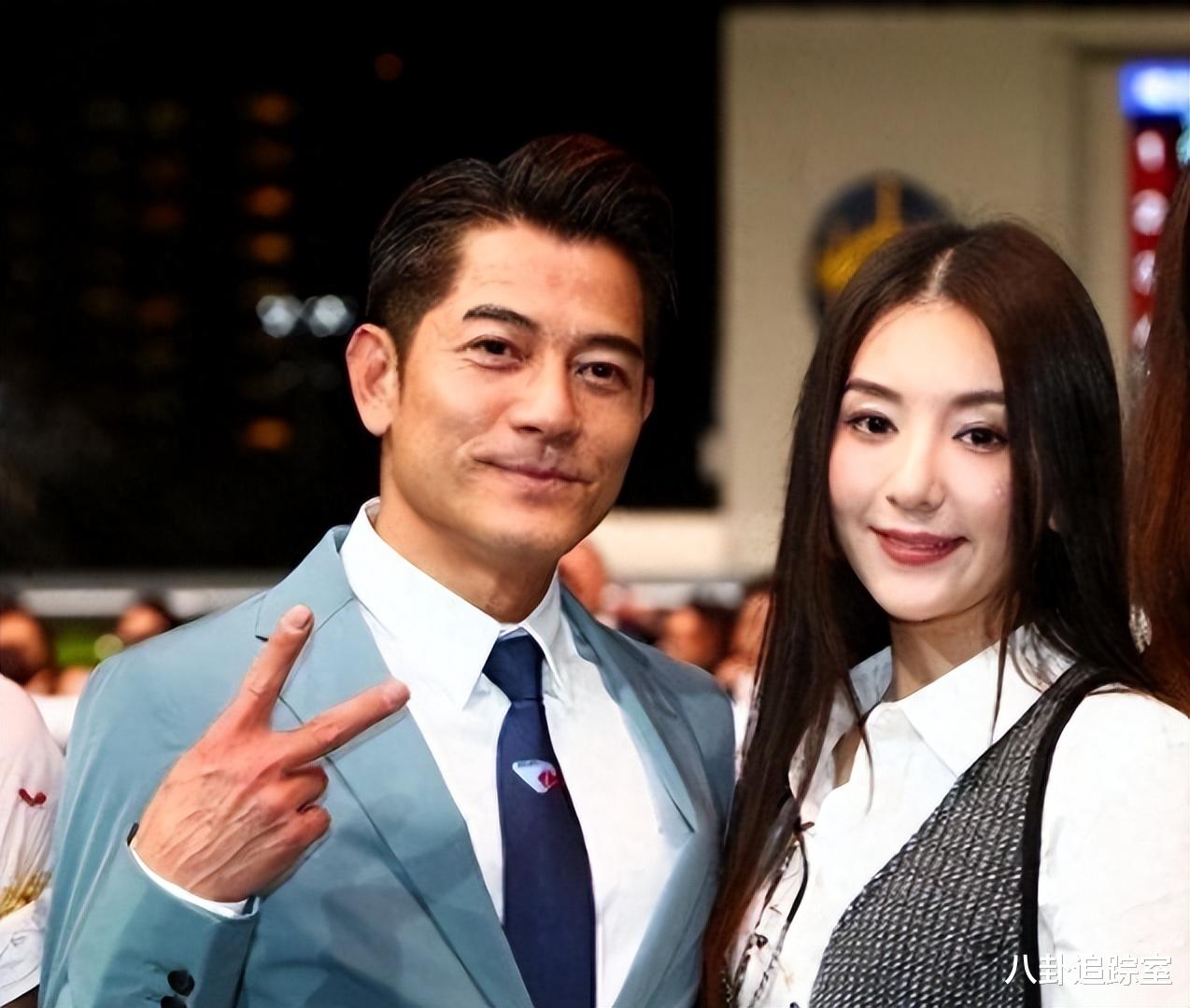 郭富城带方媛赛马获200w！女方身无饰品显寒酸，岳父站边缘似门童