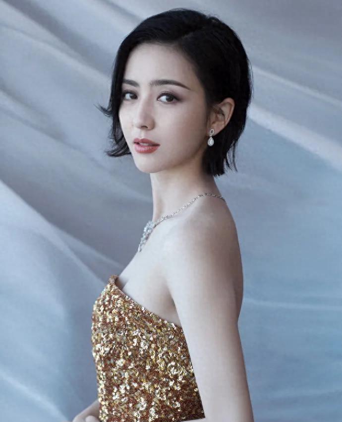 真人干瘦枯黄，荧屏上惊艳全场，这7位女星上镜前后反差巨大，来对比一下