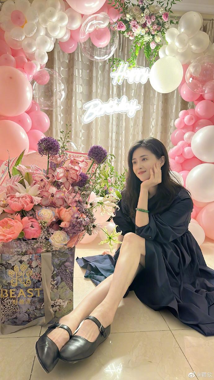 张天爱|40岁蒋欣晒生日现场照,穿束腰黑裙越来越瘦,脚背青筋超明显